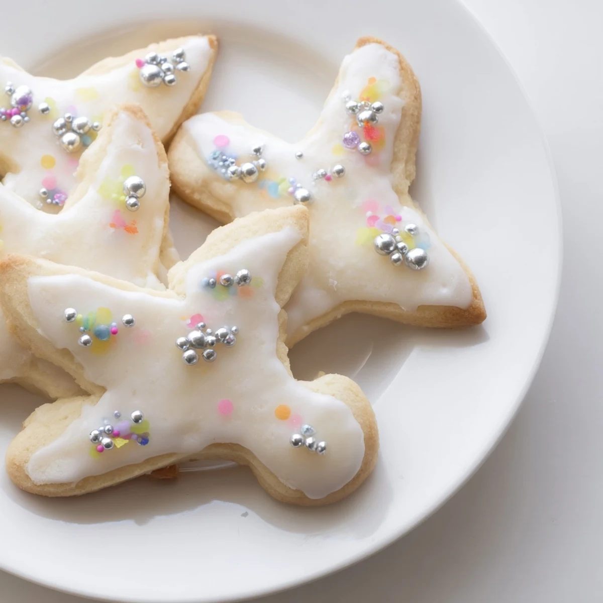 Golden-edged Biscuits Anges de Noël, angel-shaped cookies, beautifully decorated for Christmas gifting.