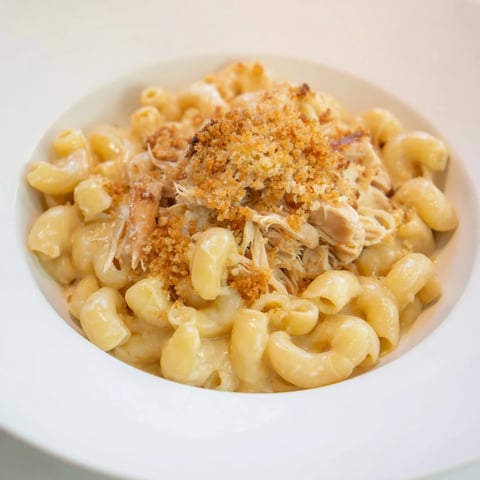 Classic mac & cheese with BBQ chicken: a bubbling casserole featuring creamy pasta and tender, smoky chicken.