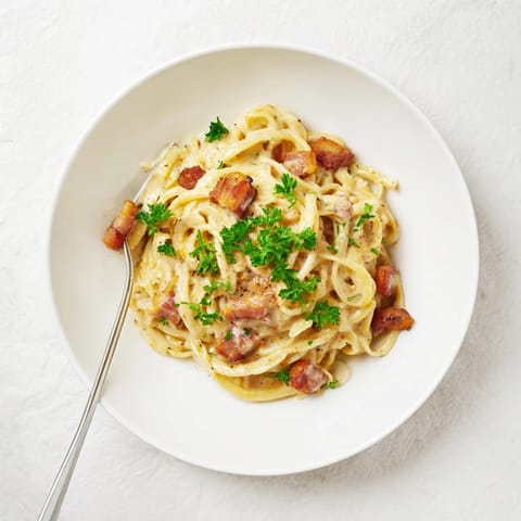 Quick and easy Carbonara Ramen Fusion, ready in just 15 minutes, with a perfect creamy texture.